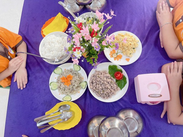 Bữa ăn của trẻ tại trường MN Diễn Thọ
